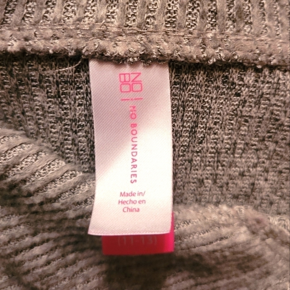 No BOUNDRIES grey sweater. Very cute! Size L. EXCELLENT CONDITION! - Picture 3 of 4